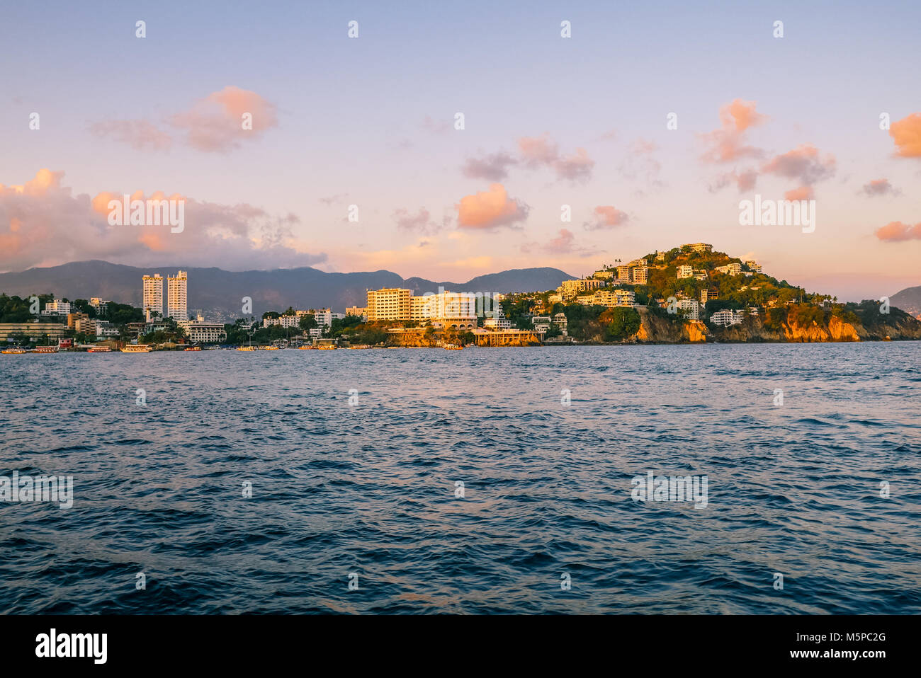 Blick auf die Bucht von Acapulco Hotels und Strand in Caleta Stockfoto