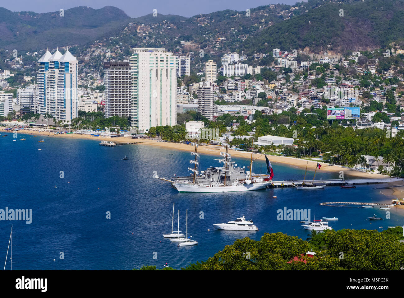 Blick auf die Bucht von Acapulco Hotels und Strand Stockfoto