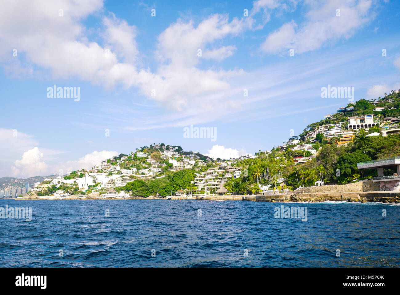 Blick auf die Bucht von Acapulco Hotels und Strand in Caleta Stockfoto