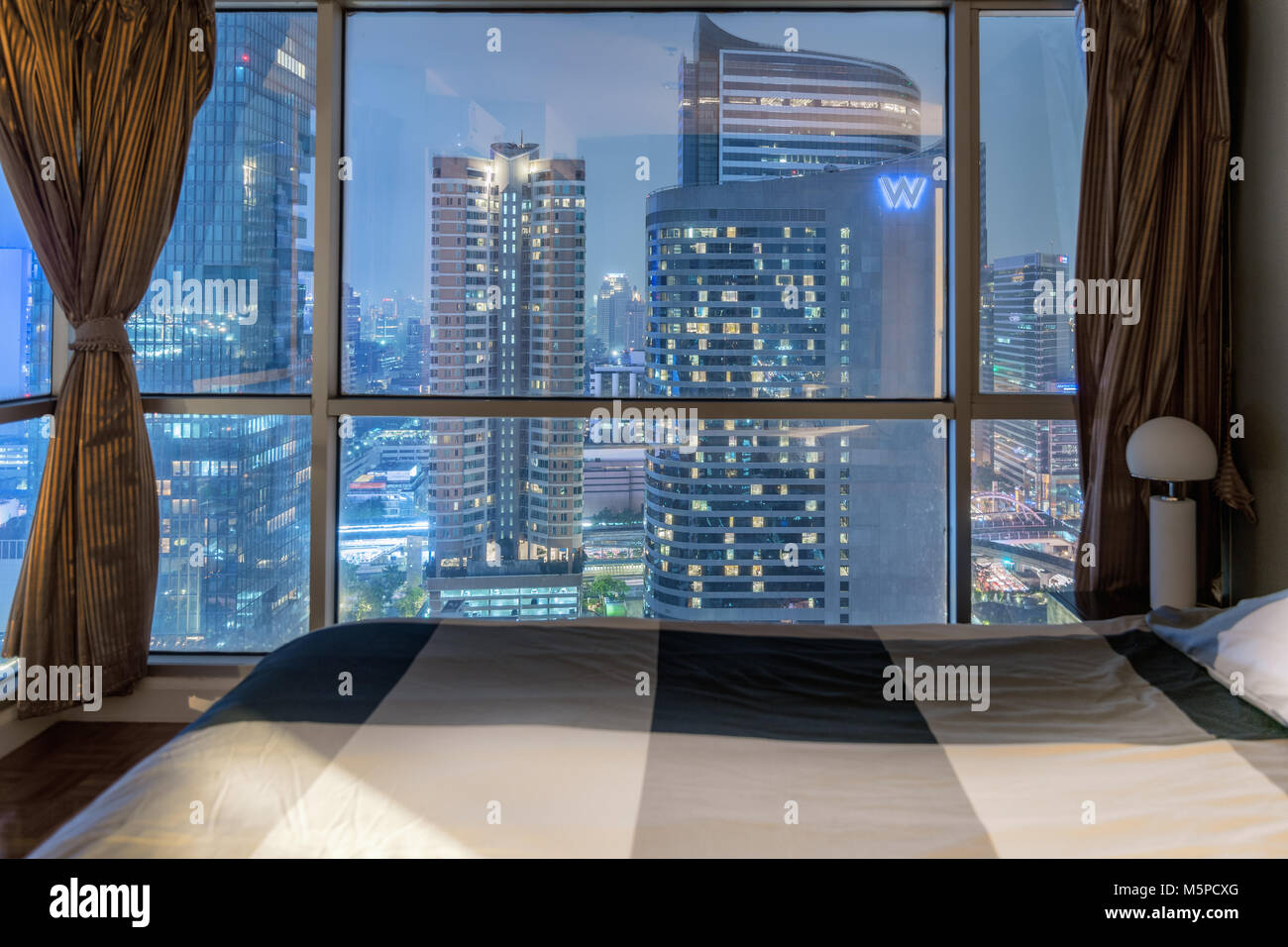 BANGKOK, THAILAND - 24. FEBRUAR 2018: Blick auf die Skyline von Bangkok aus eine hohe Kondominium in Silom. Stockfoto