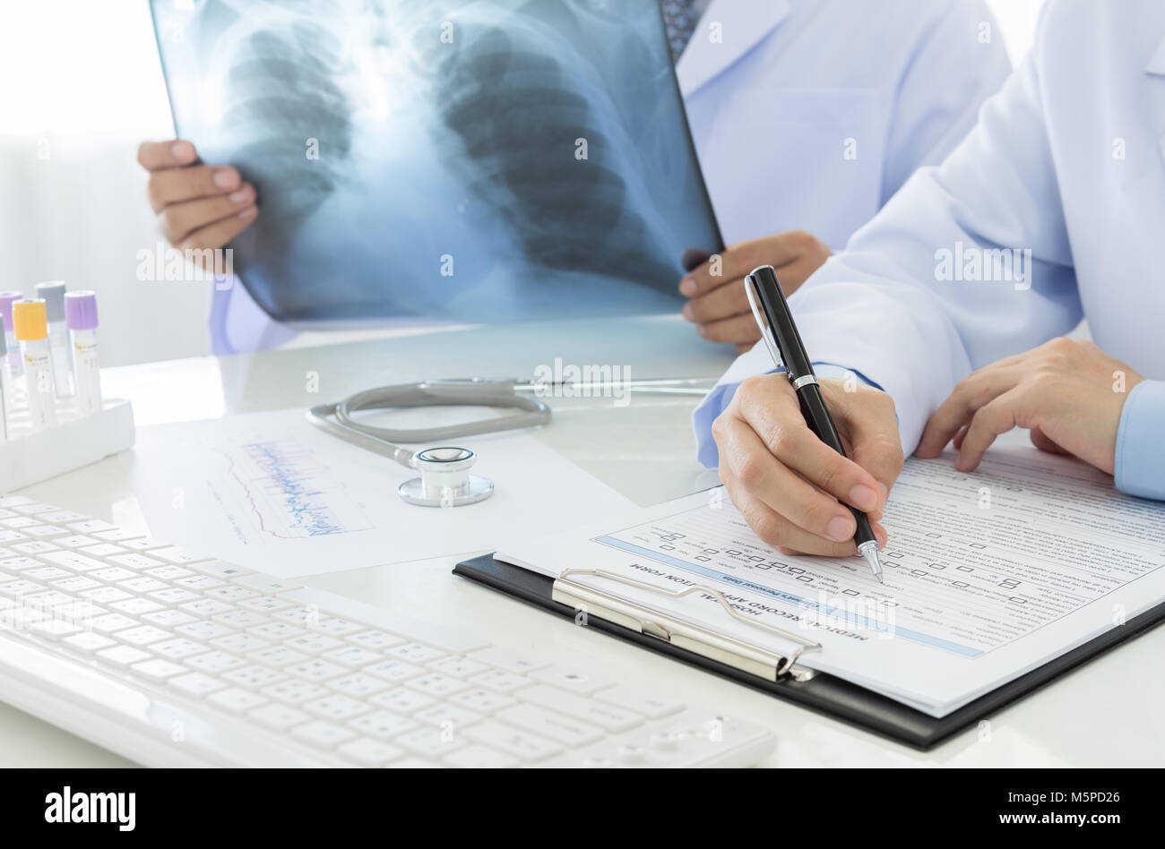 2 Ärzte im Büro im Krankenhaus zu arbeiten. Stockfoto