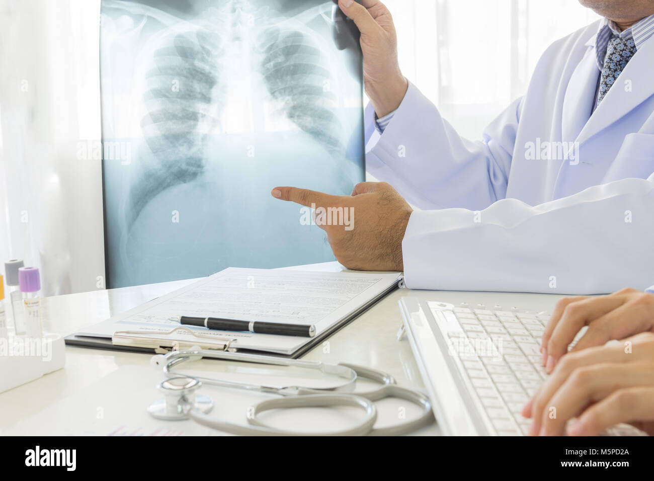 2 Ärzte im Büro im Krankenhaus zu arbeiten. Stockfoto