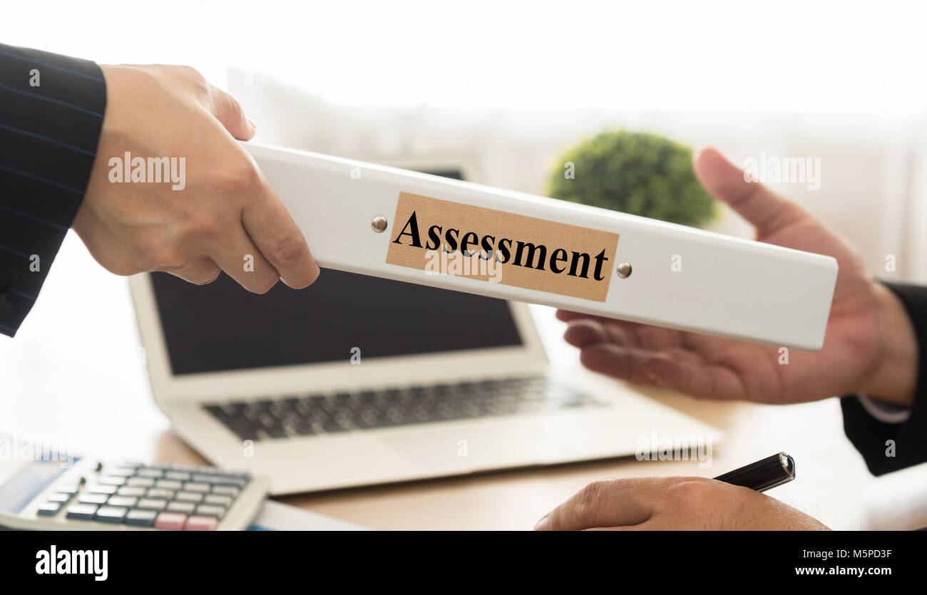 Personal Assessments zusammenfassenden Bericht an die Manager. Selektive konzentrieren. Stockfoto