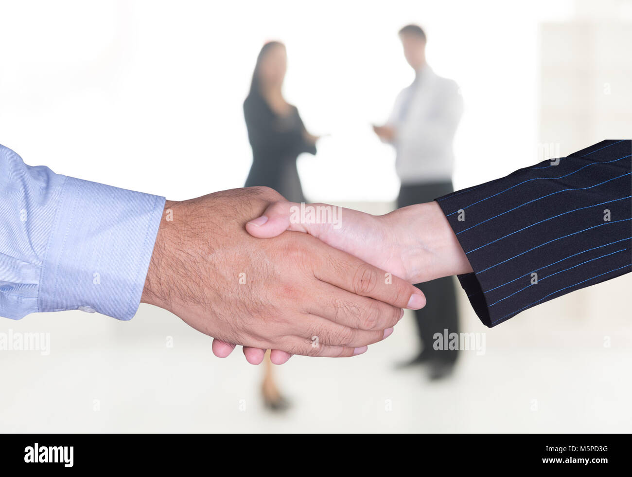 Nahaufnahme eines Business Handshake mit Büro Hintergrund. Stockfoto