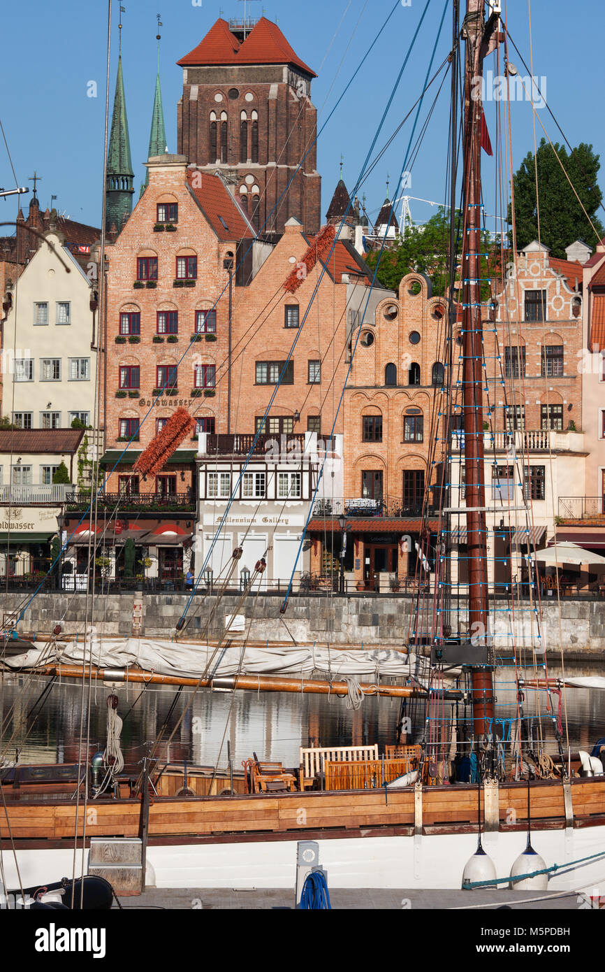 Alte Hafenstadt Danzig in Polen, Altstadt mit historischen Giebelhäuser am Wasser Häuser und Segelboot Stockfoto