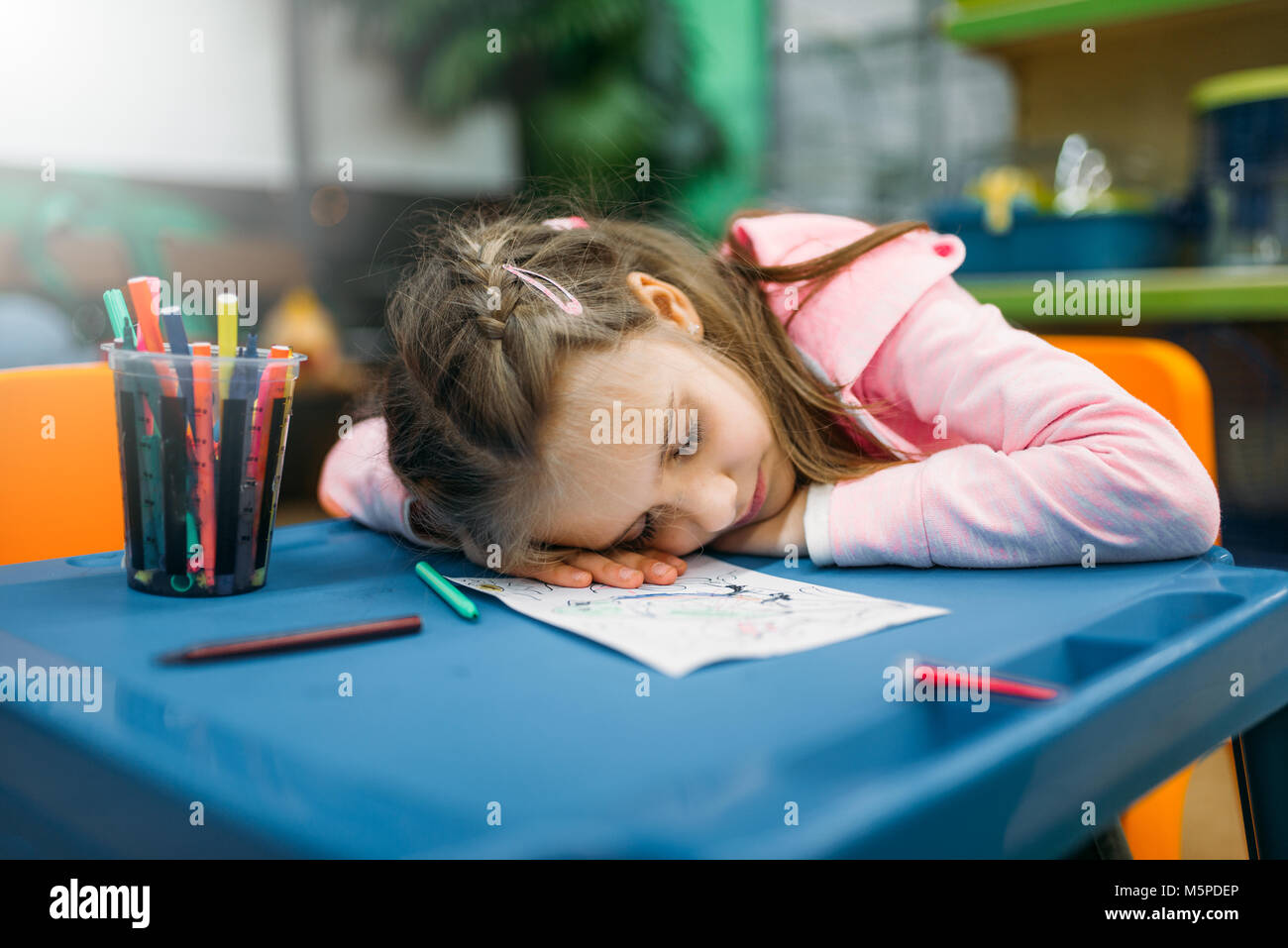 Kleines Mädchen schlafen im Spielbereich nach Zeichnung, Pet Shop. Müde Kind in petshop, für die Kunden und Tieren Stockfoto