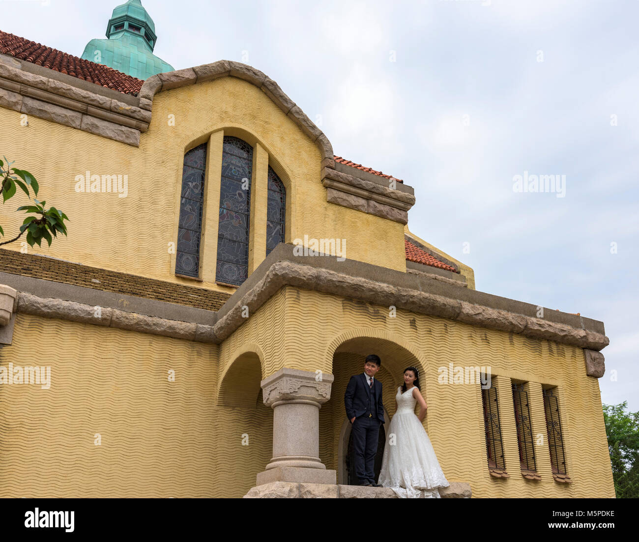 Paare, die Herde zu Qingdao evangelische Kirche zu haben, ihre Hochzeit zu fotografieren. Es ist eine der berühmten Kirchen von den Deutschen gebaut. Stockfoto
