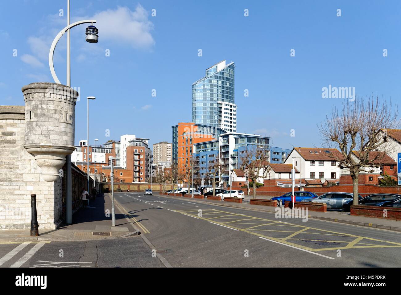 Modernes Apartment Blocks auf der Gunwharf Quay Portsmouth Hampshire England Großbritannien Stockfoto