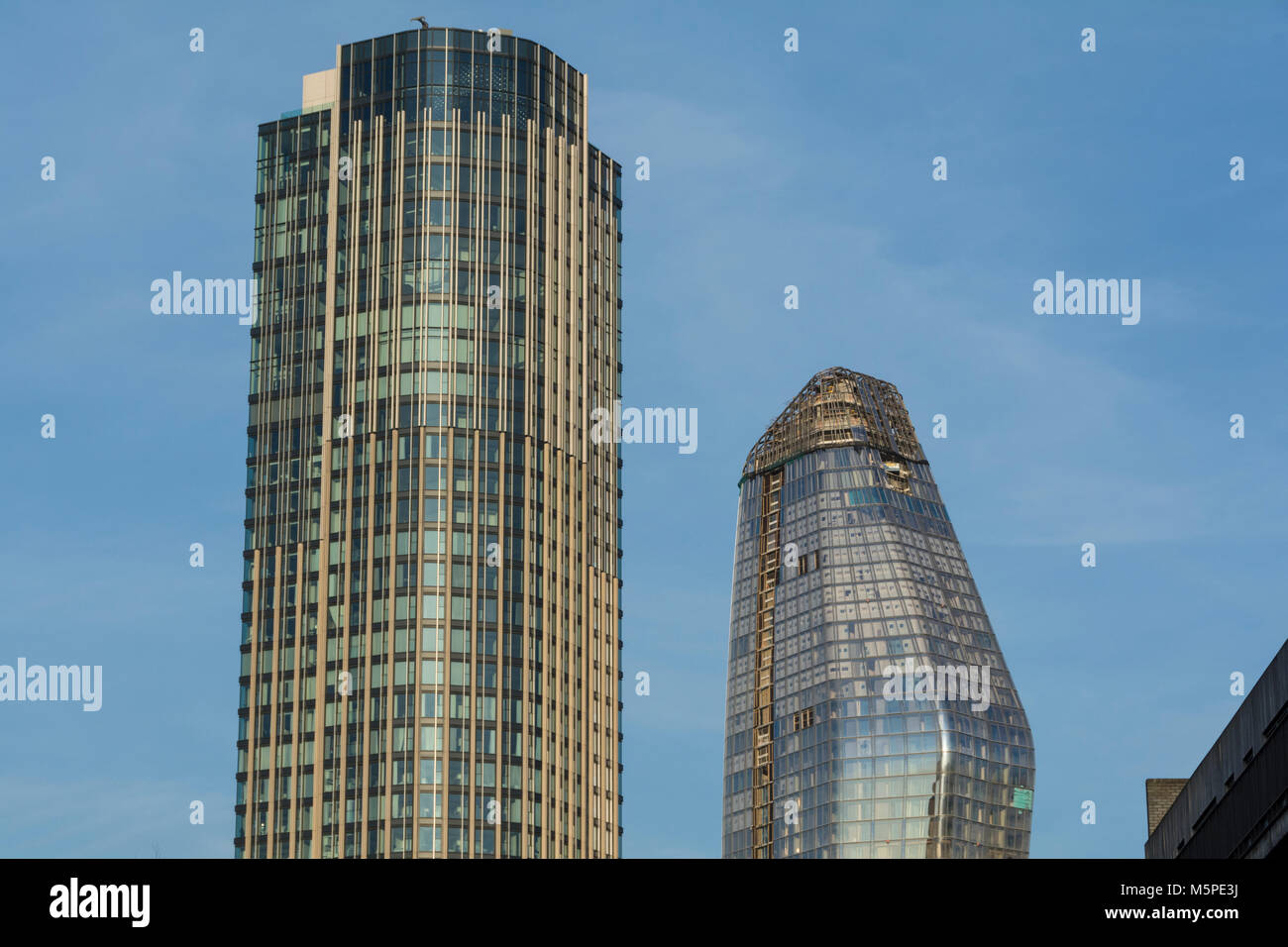 King's Reach Turm und einem Blackfriars (Vase) Hochhaus Entwicklungen auftauchen groß über den historischen Skyline von London Stockfoto