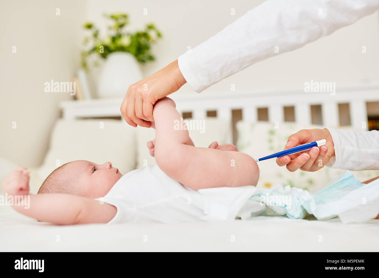 Mutter verwendet ein Fieber Thermometer die Temperatur Ihres Babys zu messen Stockfotografie Alamy