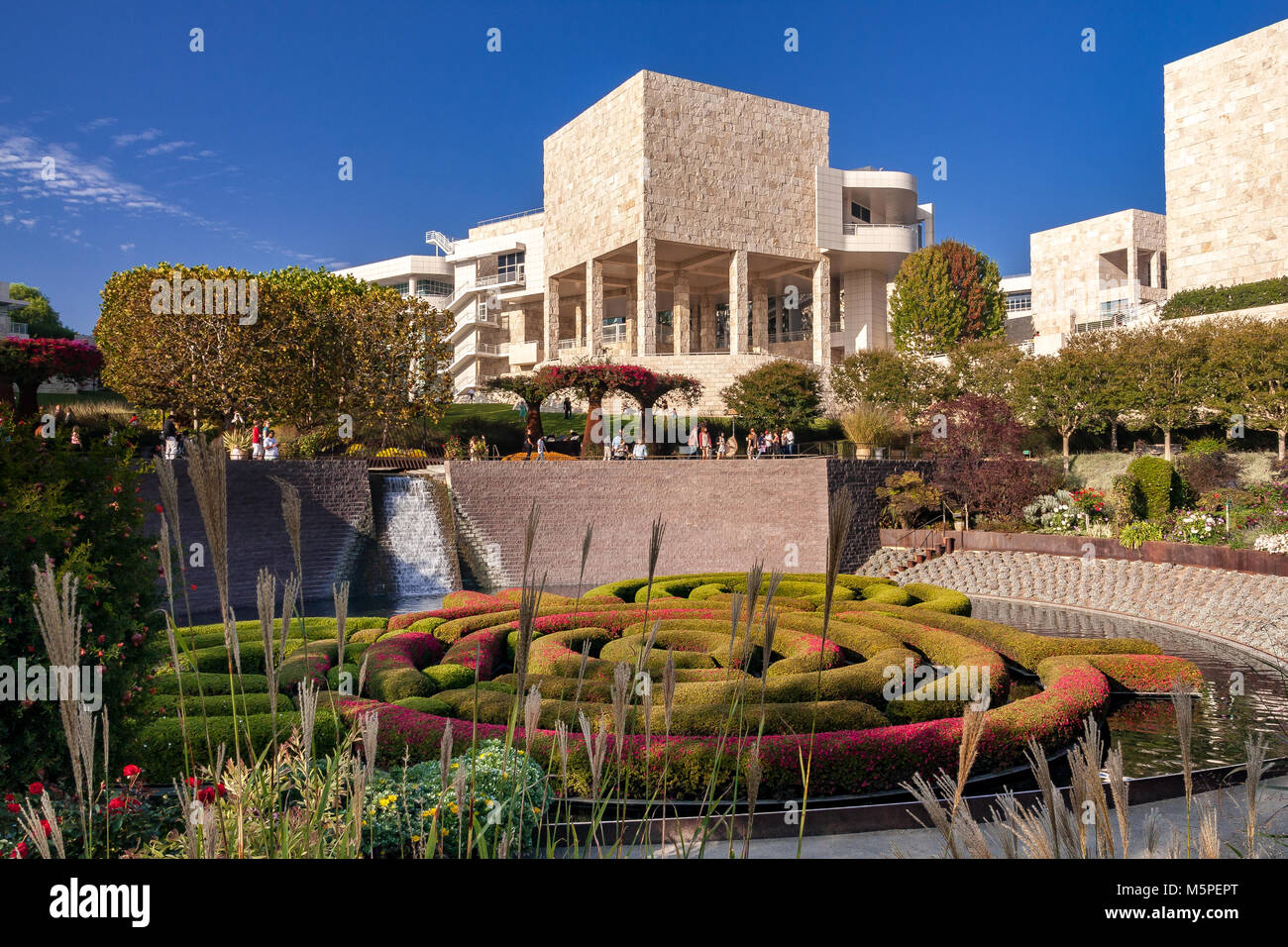 Getty Center Gärten mit dem Hedge maze als Hauptmerkmal, in Brentwood, Los Angeles, Kalifornien. Das Getty Center ist ein Campus der Getty Museum. Stockfoto