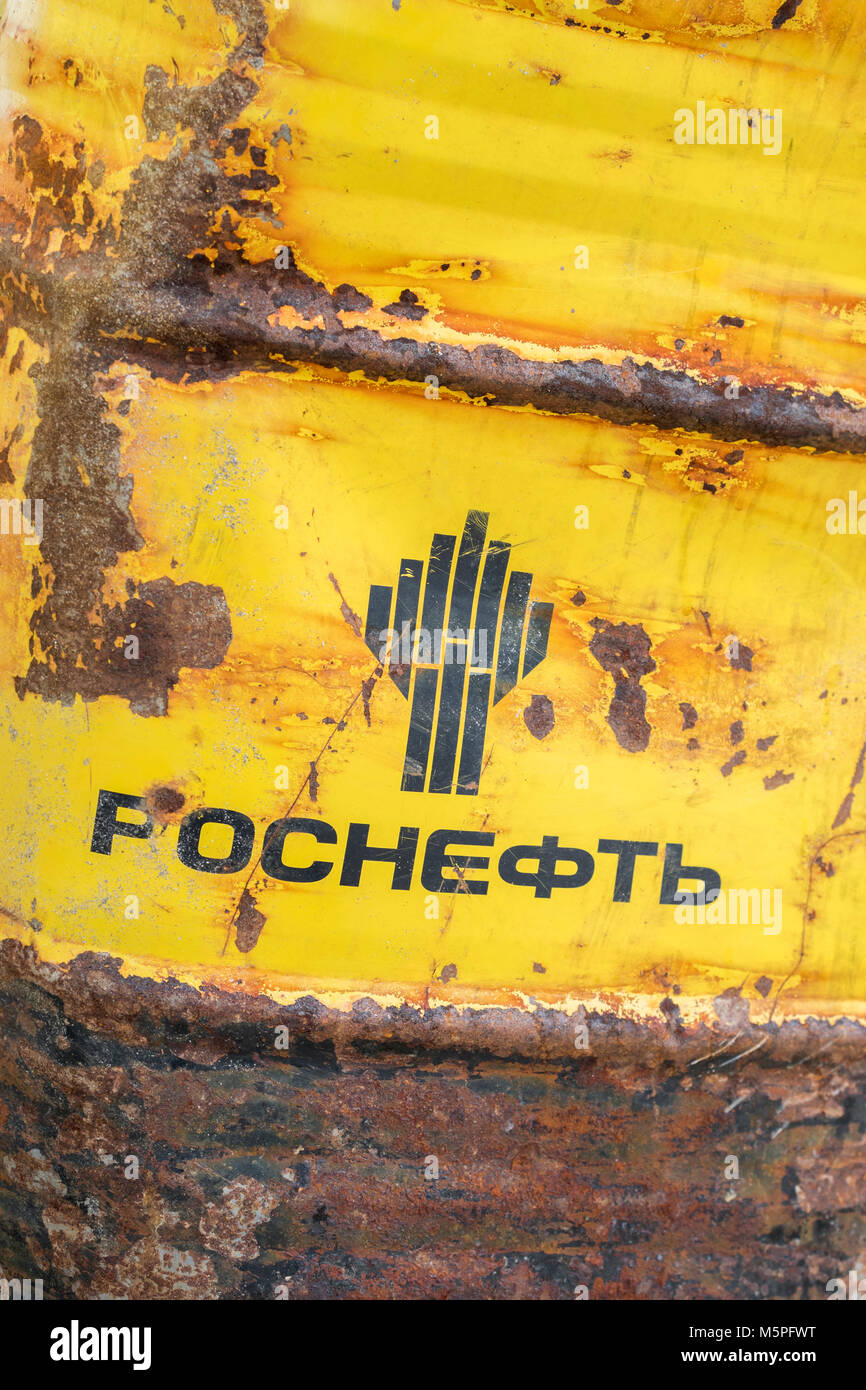 Rosneft Engineering Schmieröl Barrel gewaschen auf einem Cornwall Strand. Metapher Russische Ölproduktion, Russland Ölsenkungen, OPEC+ Mitglied, Ölkrise 2020. Stockfoto