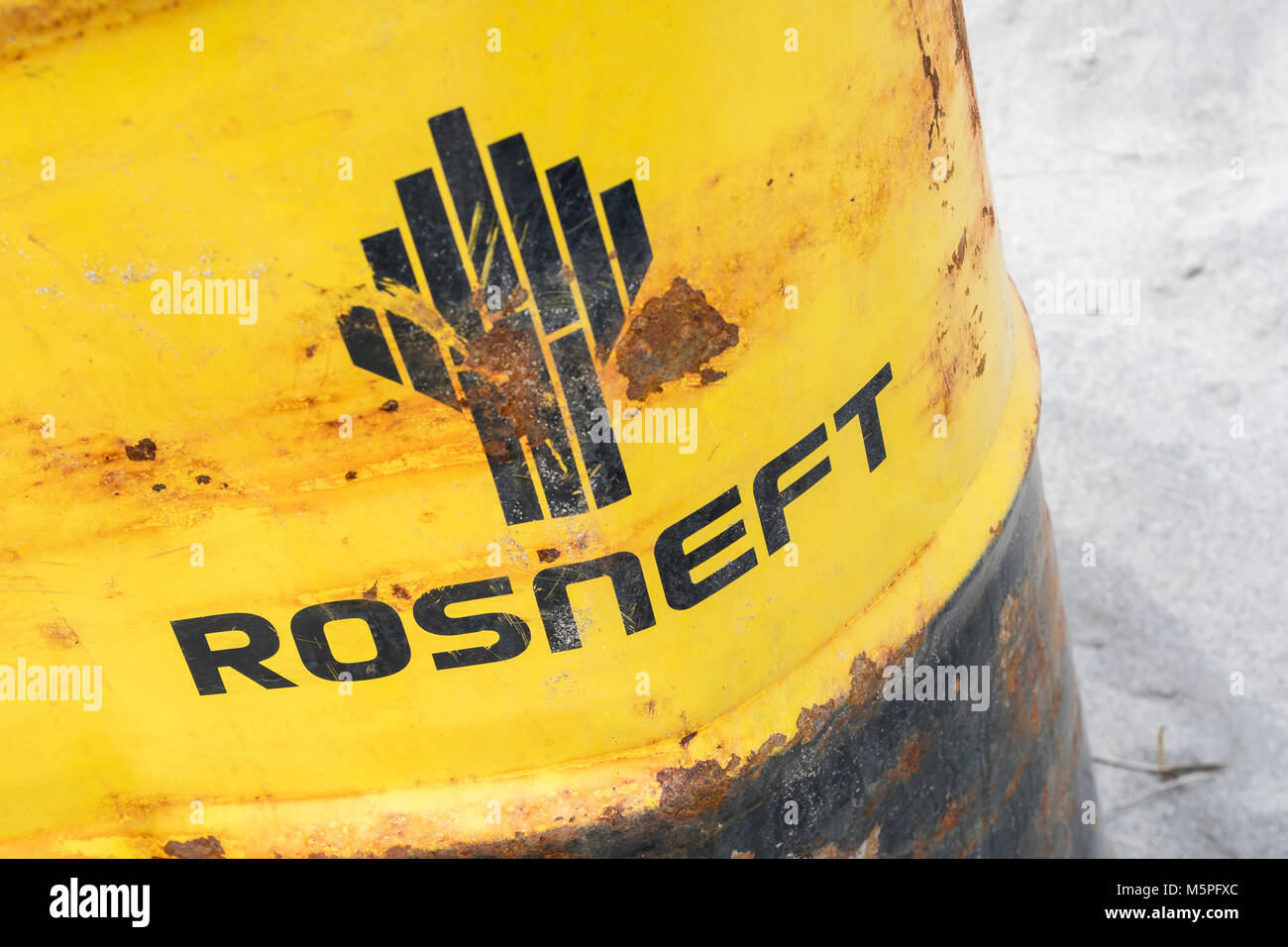 Rosneft Engineering Schmieröl Barrel gewaschen auf einem Cornwall Strand. Metapher Russische Ölproduktion, Russland Ölsenkungen, OPEC+ Mitglied, Ölkrise 2020. Stockfoto