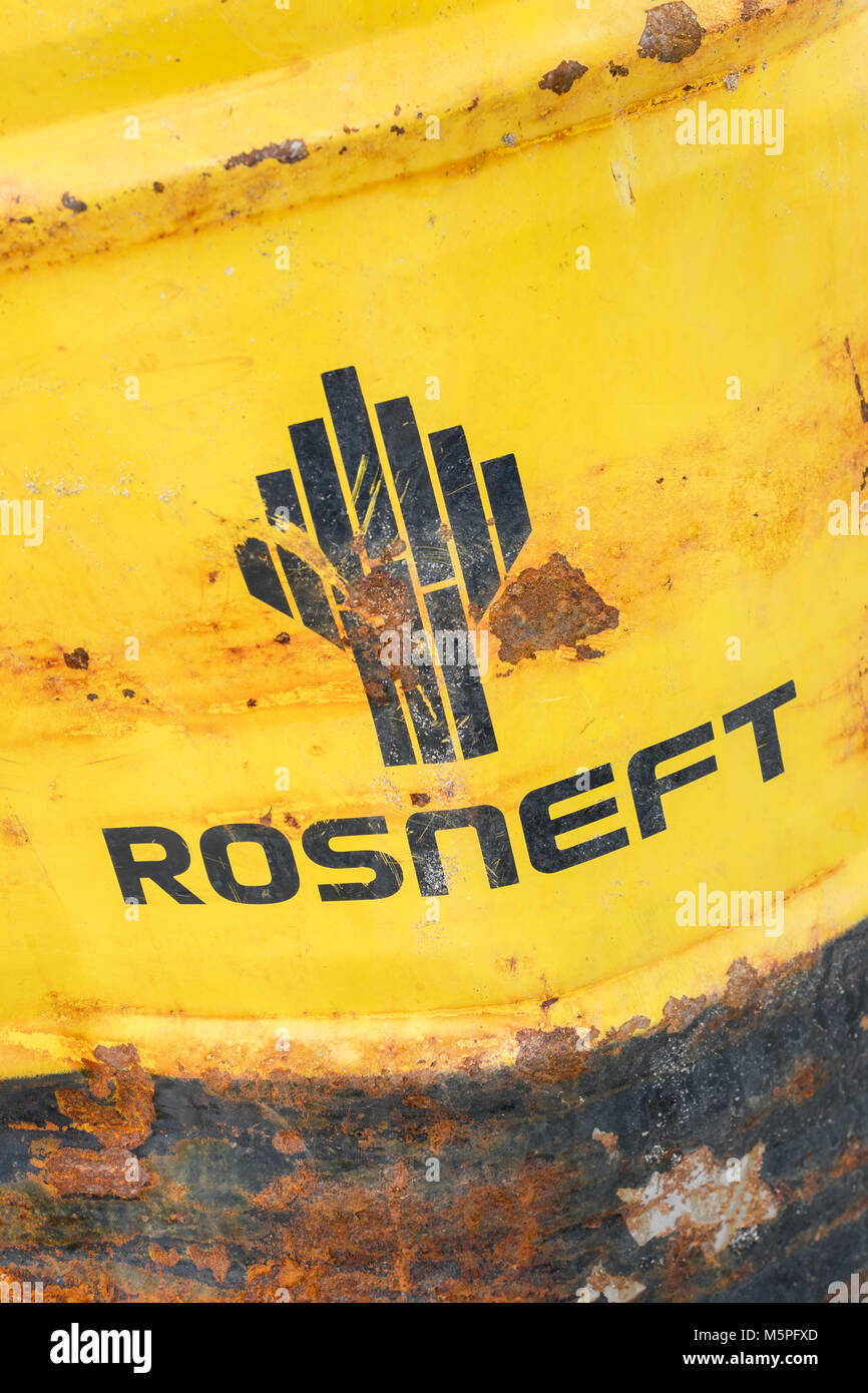 Rosneft Engineering Schmieröl Barrel gewaschen auf einem Cornwall Strand. Metapher Russische Ölproduktion, Russland Ölsenkungen, OPEC+ Mitglied, Ölkrise 2020. Stockfoto