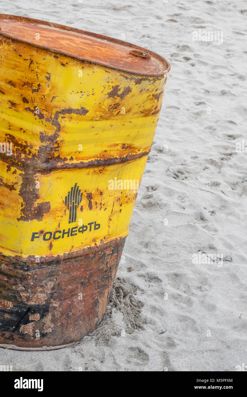 Rosneft Engineering Schmieröl Barrel gewaschen auf einem Cornwall Strand. Metapher Russische Ölproduktion, Russland Ölsenkungen, OPEC+ Mitglied, Ölkrise 2020. Stockfoto