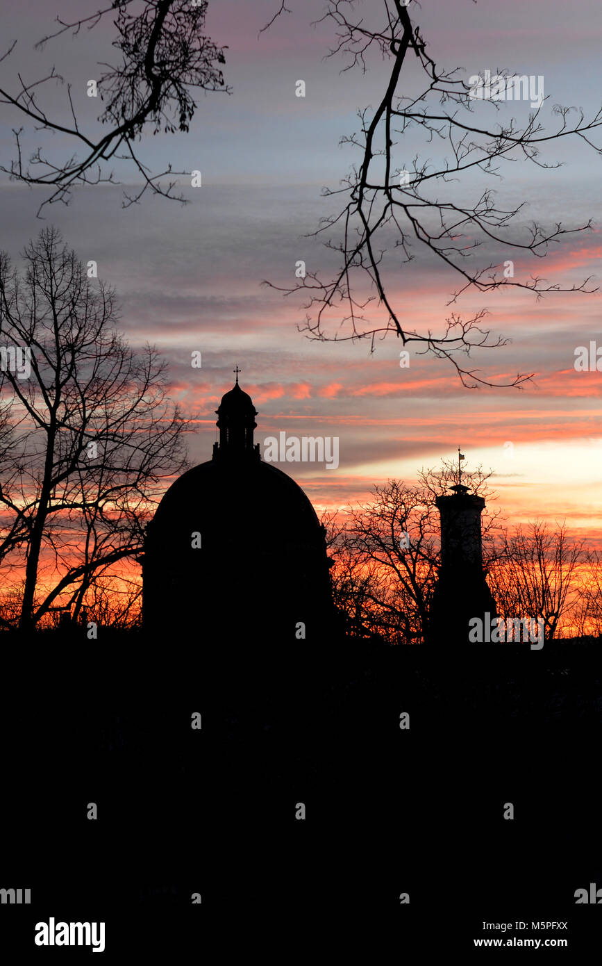 Kirche der Heiligen Eucharistie (ehemaliges dominikanisches Kloster Kirche) und Lemberg Rathausturm siluete bei Sonnenuntergang, Lviv, Ukraine Stockfoto