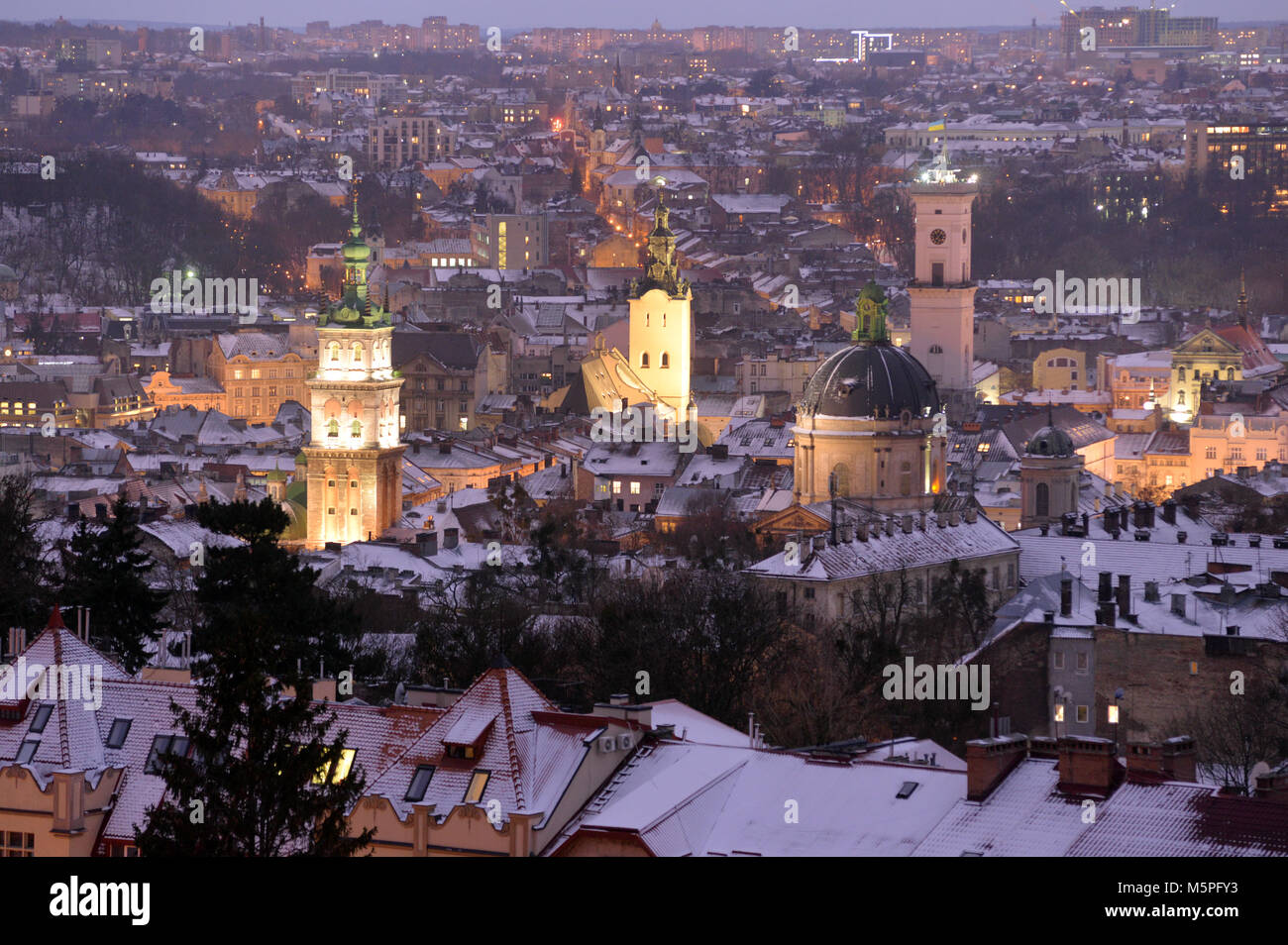 Panorama im winter nacht Lviv, Ukraine Stockfoto