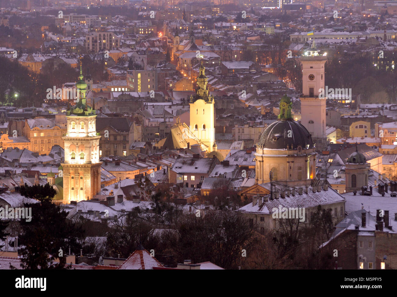 Panorama im winter nacht Lviv, Ukraine Stockfoto