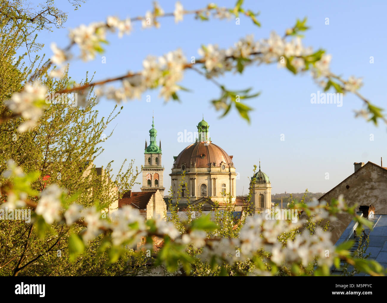 Korniakta Turm und Kirche der Heiligen Eucharistie (ehemaliges dominikanisches Kloster Kirche), Lemberg, Ukraine Stockfoto
