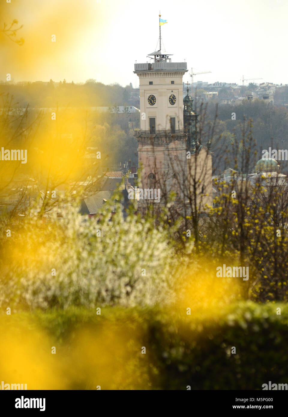 Lemberg Rathausturm. Frühling in Lemberg, Ukraine Stockfoto