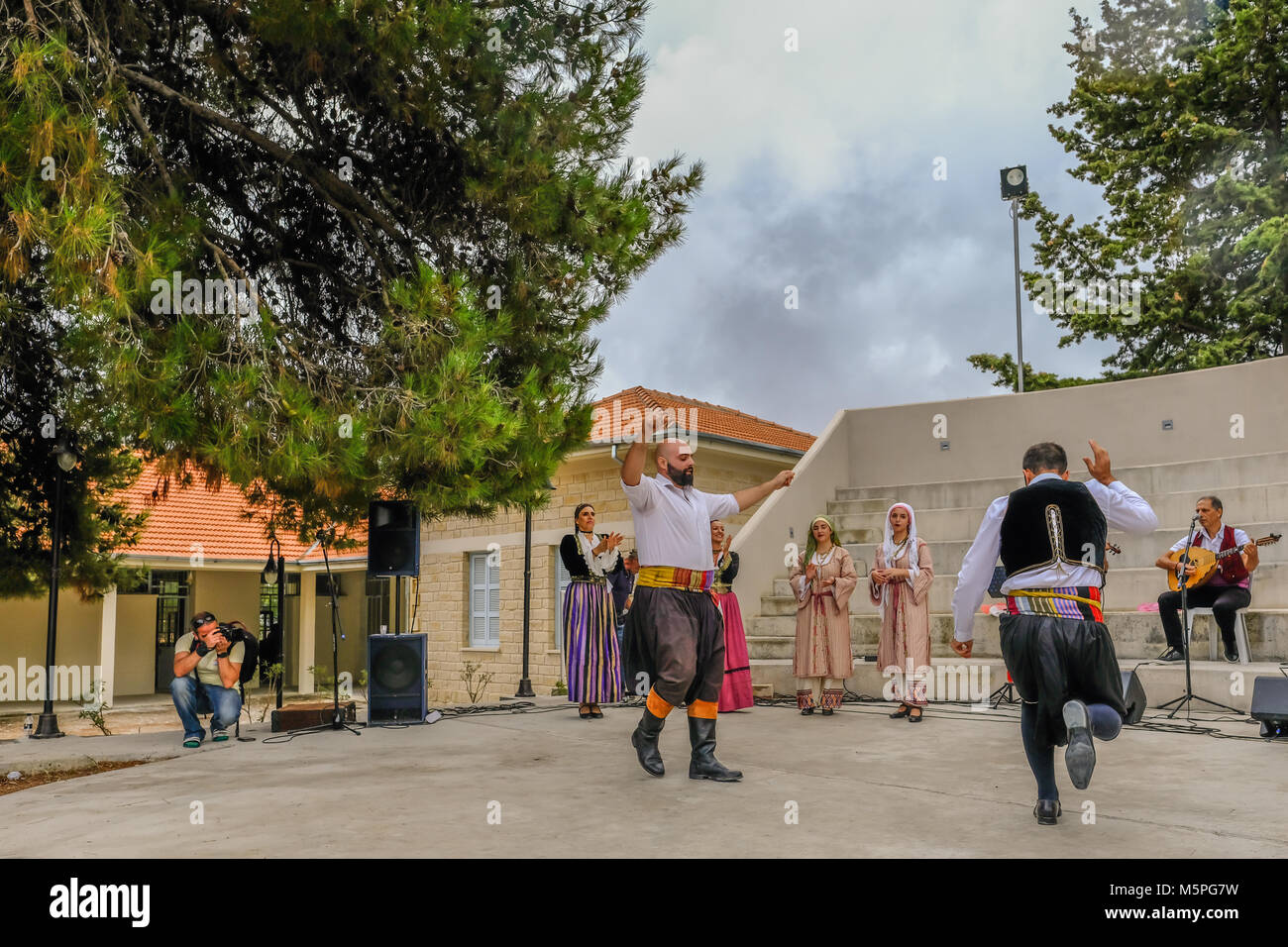 Arsos, Zypern - Oktober 8, 2017: Zypriotische Tänzerinnen in traditionellen Kostümen. Stockfoto