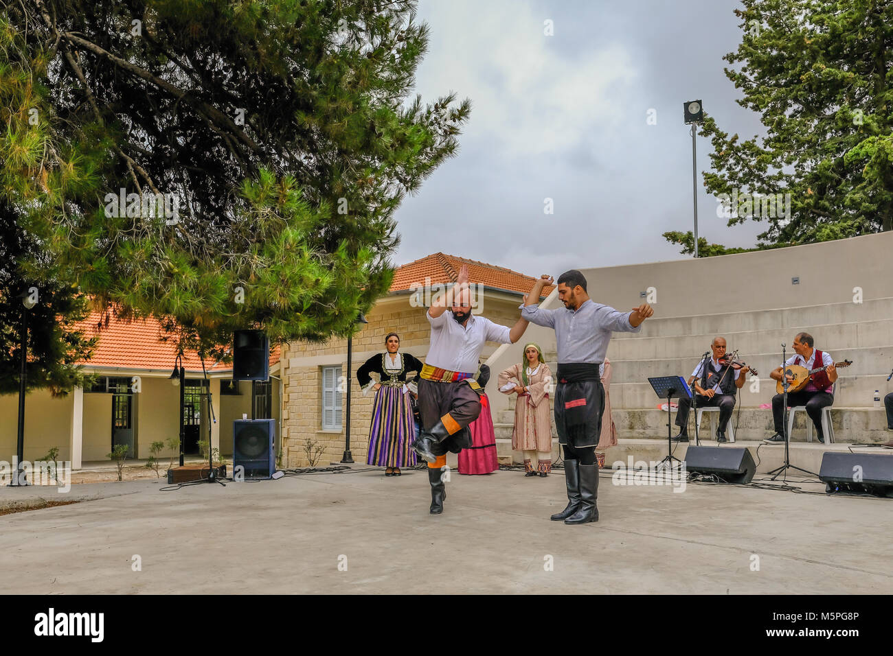 Arsos, Zypern - Oktober 8, 2017: Zypriotische Tänzerinnen in traditionellen Kostümen. Stockfoto