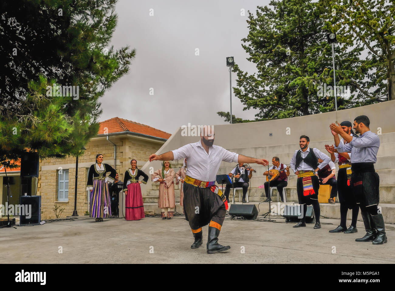 Arsos, Zypern - Oktober 8, 2017: Zypriotische Tänzer in traditionellen Kostümen mit anderen Tänzern klatschen. Stockfoto