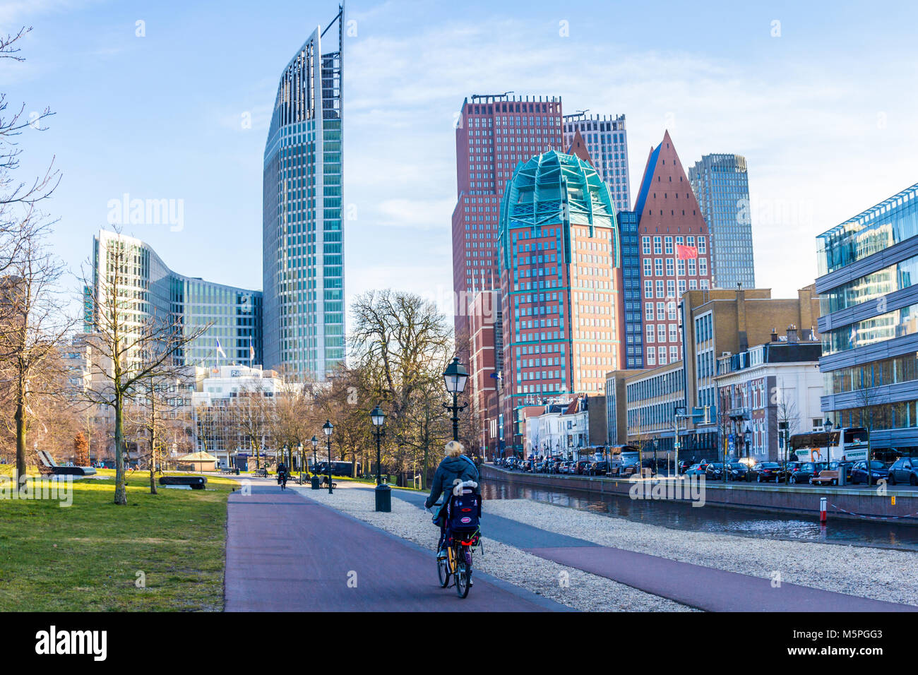 Den Haag, Niederlande - 24. Februar 2018: hohe Gebäude der Haager Skyline der Stadt an einem sonnigen Tag Stockfoto