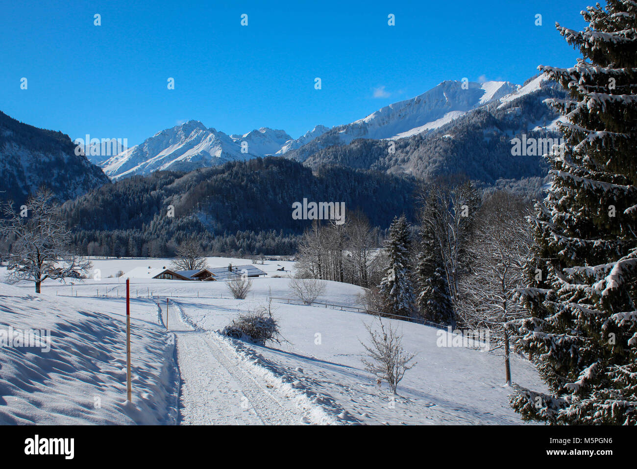 Die schöne Landschaft der deutschen Alpen in der Nähe von Oberstdorf und Kleinwalsertal im Winter Stockfoto