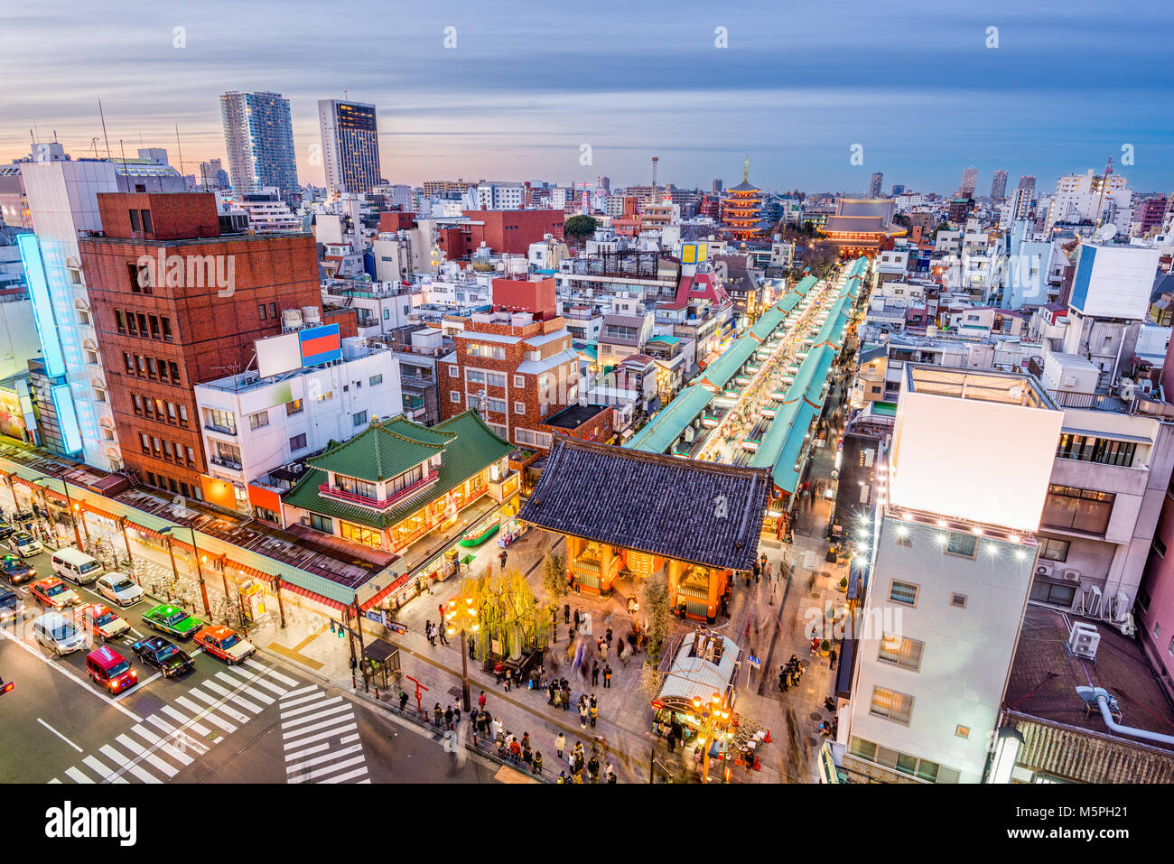 Asakusa, Tokyo, Japan Stadtbild. (Tor lautet: "Kaminari-mon Tor') Stockfoto