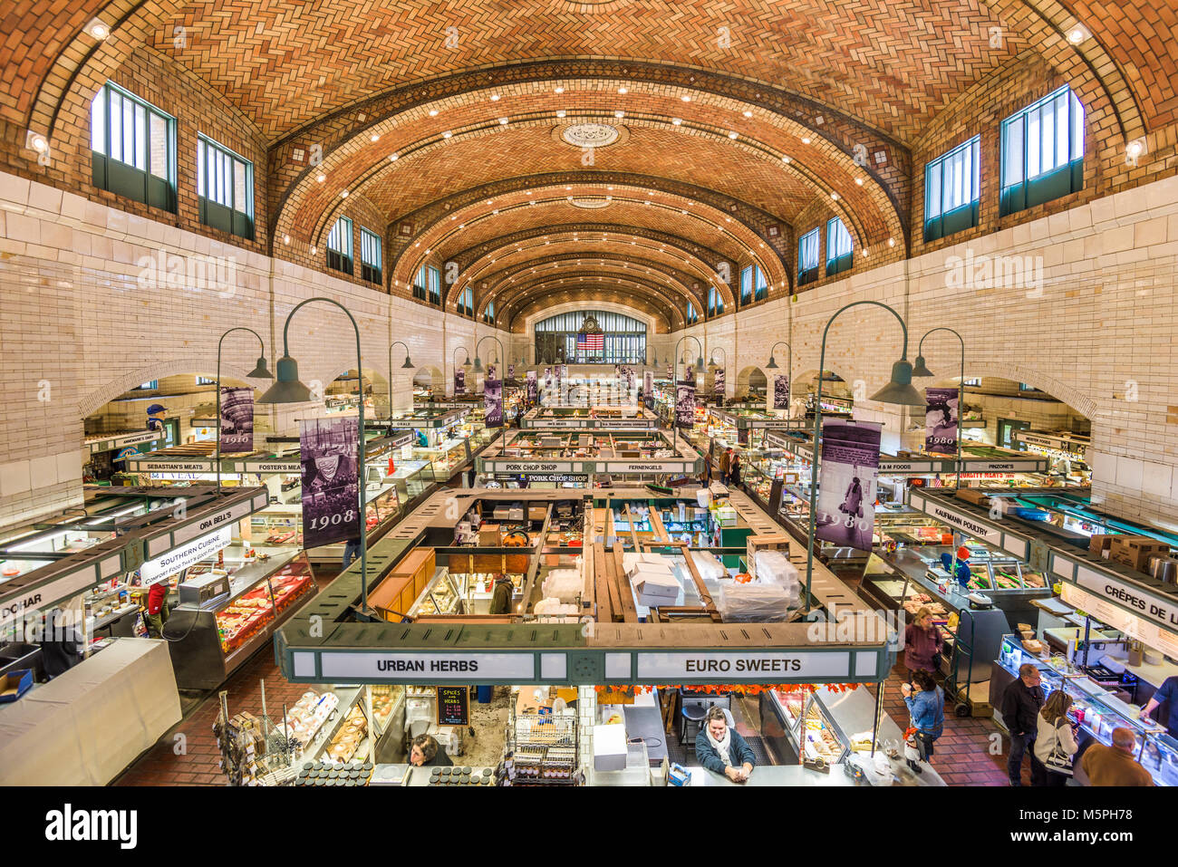 CLEVELAND, Ohio - 30. Oktober 2017: Der Westseite Markt Interieur. Es ist das älteste Markt Platz in Cleveland. Stockfoto