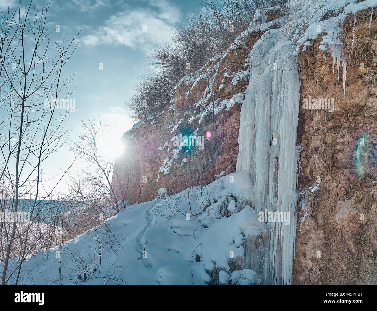 Riesige Eisblöcke hängen von der Klippe. Die Schönheit der Wilden. Stockfoto