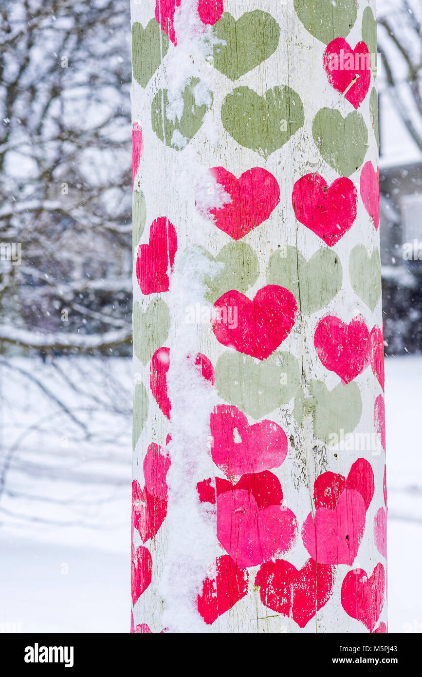 Utility Pole mit rosa Herzen gemalt Stockfoto