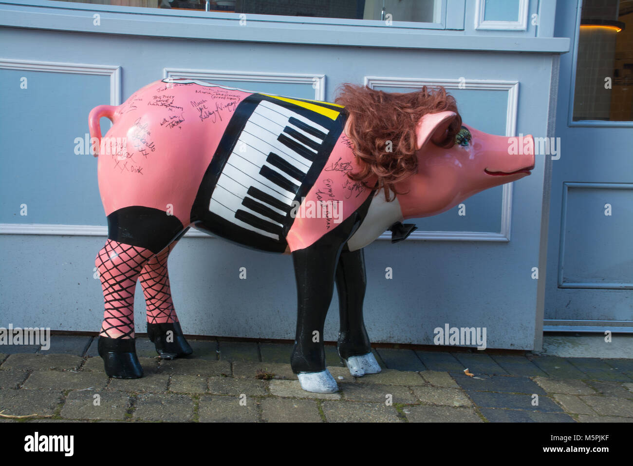 Haslemere hog - eine von mehreren dekorativen Fiberglas Schweine um Haslemere Stadt in 2017 angezeigt Geld für wohltätige Zwecke Stockfoto