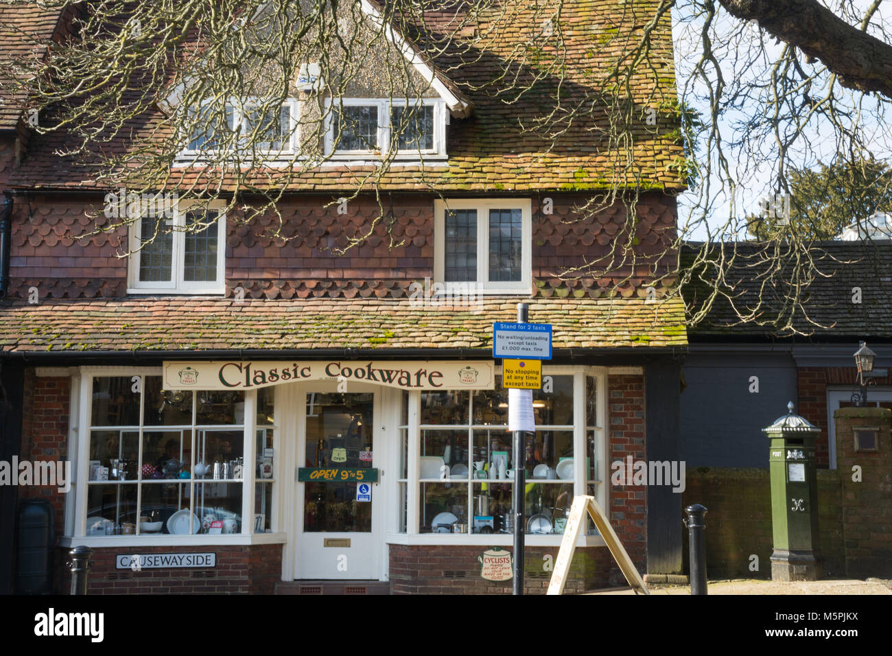 Klassische Kochgeschirr Shop auf der High Street in Haslemere, Surrey, Großbritannien Stockfoto