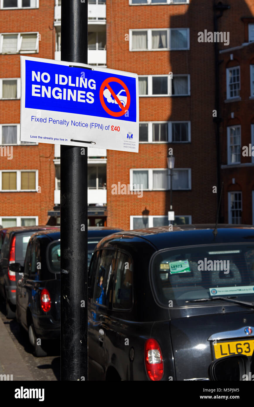 Kein Anzeichen für Leerlaufmotoren. Taxistand mit festem Strafbescheik. London, Großbritannien. Warnung, die darauf abzielt, die Autoverschmutzung zu verringern Stockfoto