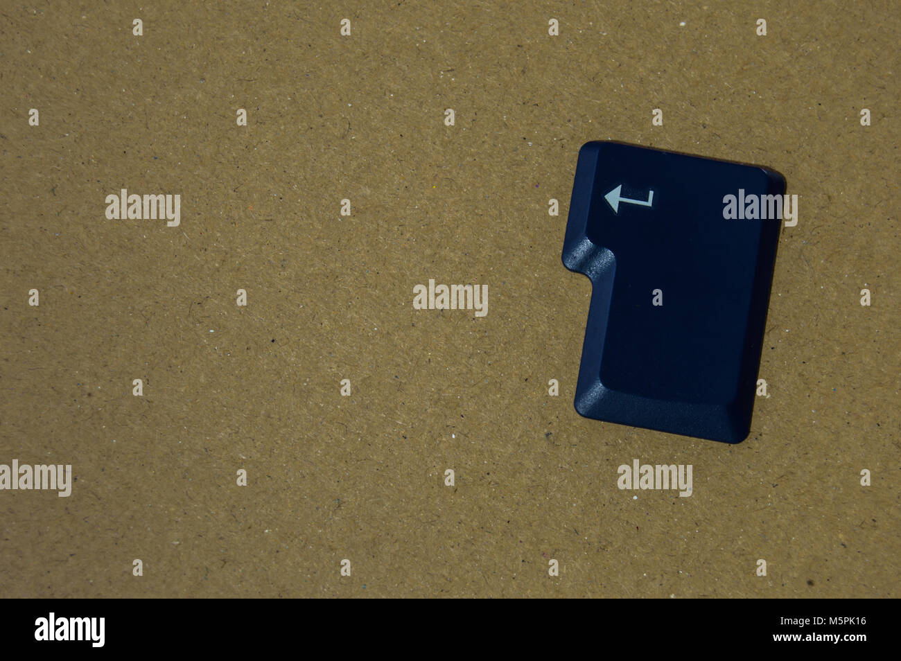 Blau isoliert ENTER-Taste der Tastatur eines Computers. Vintage Pappe Hintergrund. Konzept der Start- oder akzeptieren, mit Platz für Text oder Elemente hinzufügen. Stockfoto