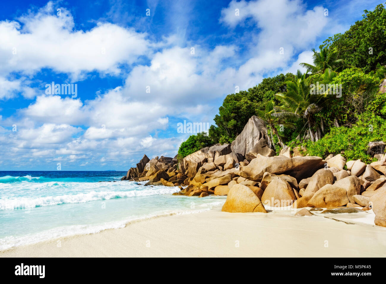 Tropischer Strand mit Granitfelsen, Palmen, weißer Sand, türkises Wasser. das Paradies auf den Seychellen Stockfoto