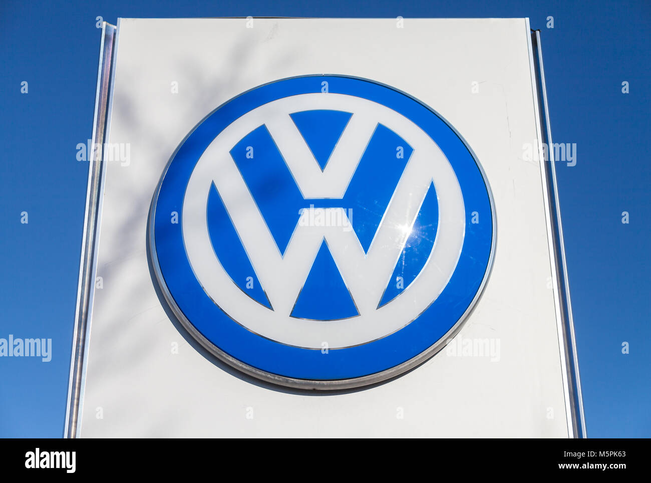 Fürth/Deutschland - am 25. FEBRUAR 2018: Volkswagen Logo in der Nähe von einem Autohaus. Volkswagen ist ein deutscher Autohersteller gegründet am 28. Mai 1937 und im Hauptsitz Stockfoto