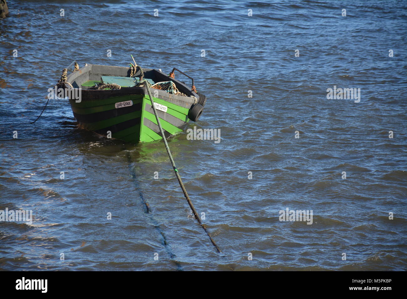 Grüne Fischerboot (Leah-Grace) sitzt ruhig Warten auf den nächsten Anruf der Aufgabe. Stockfoto