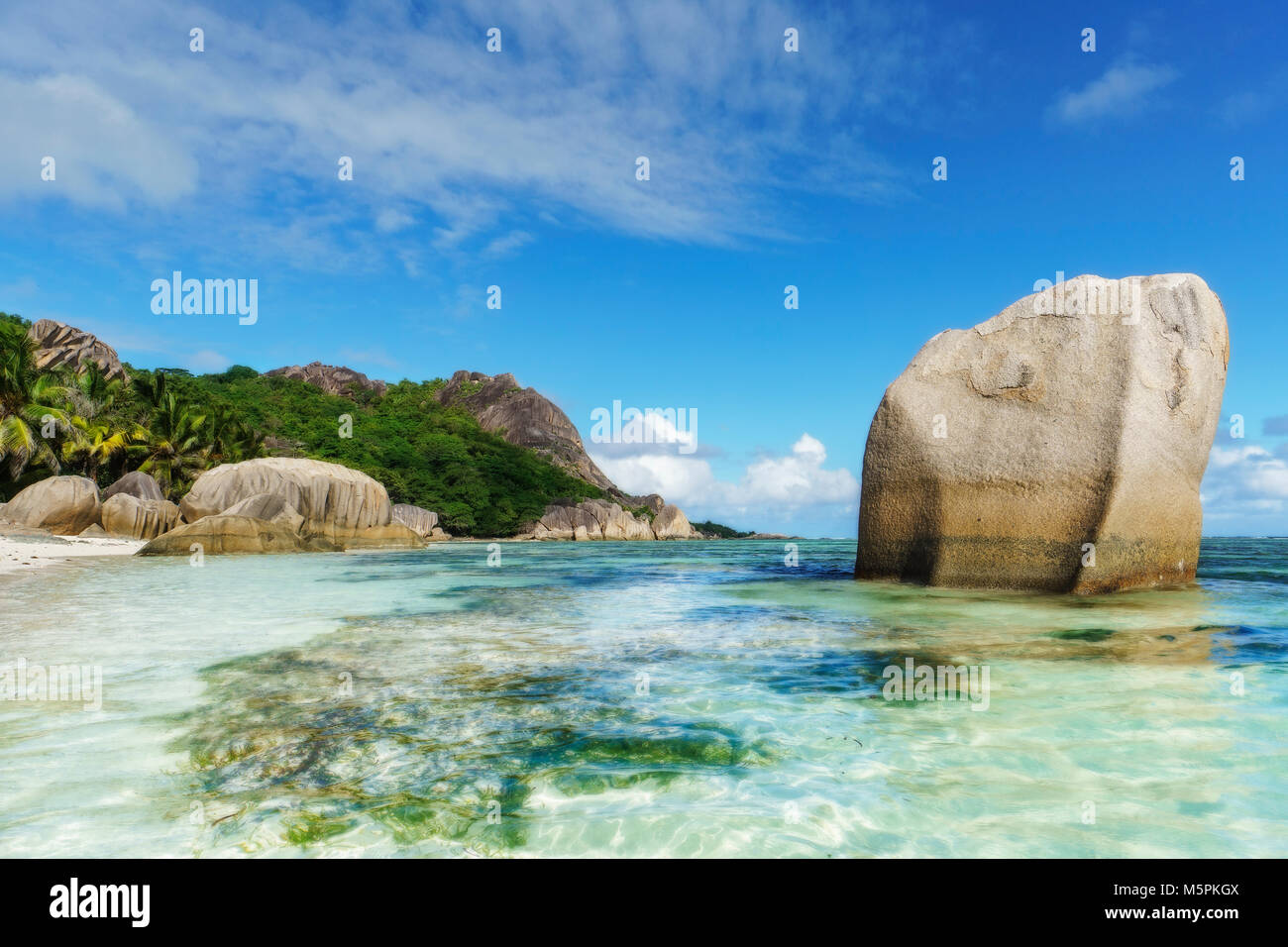 Unglaublich malerische Paradise Beach. Granitfelsen, weißer Sand, Palmen, türkisfarbenes Wasser am tropischen Strand Anse Source D'Argent, La Dique, Seychellen Stockfoto