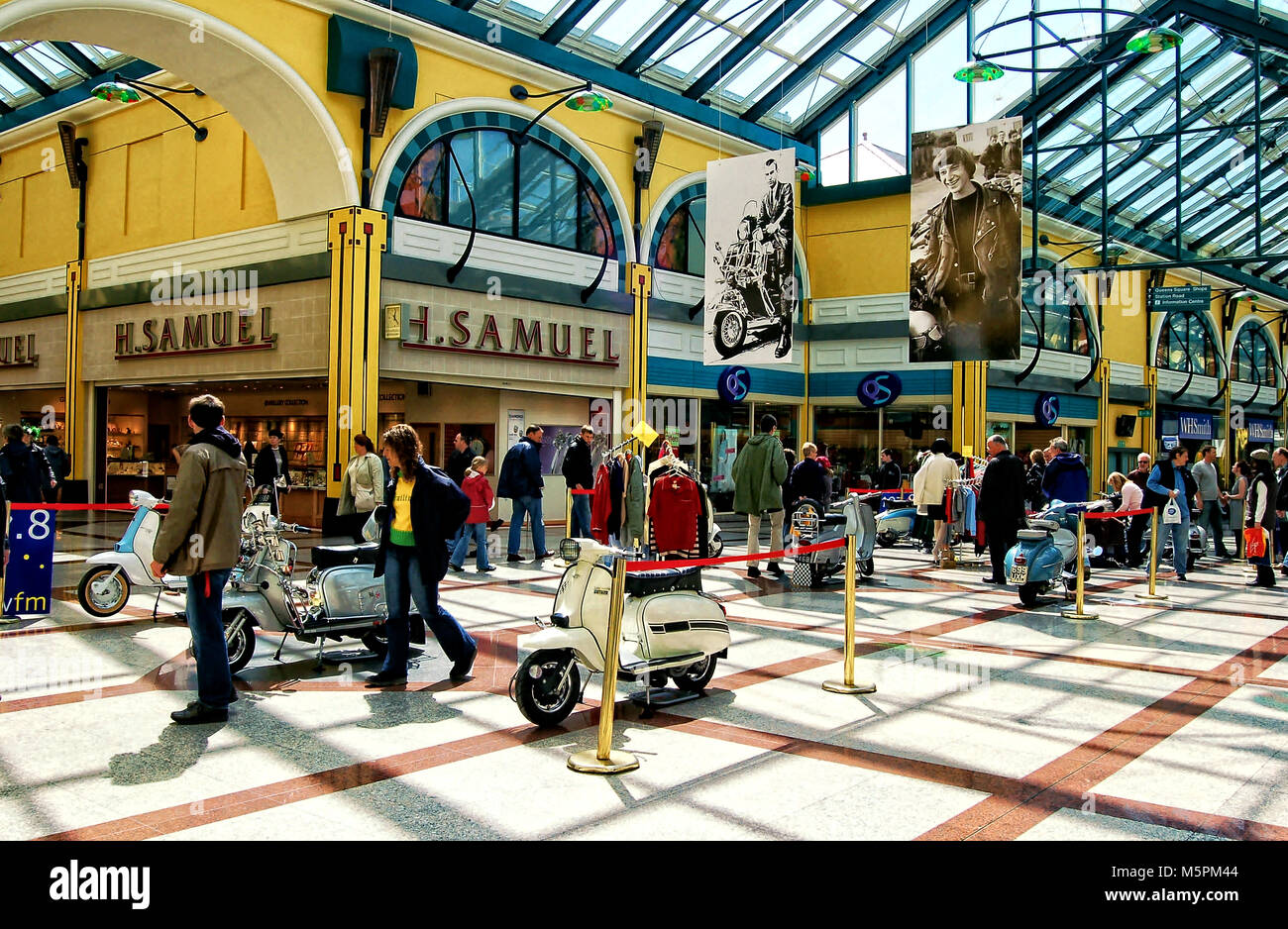 Lambrettas und Vespas Stockfoto