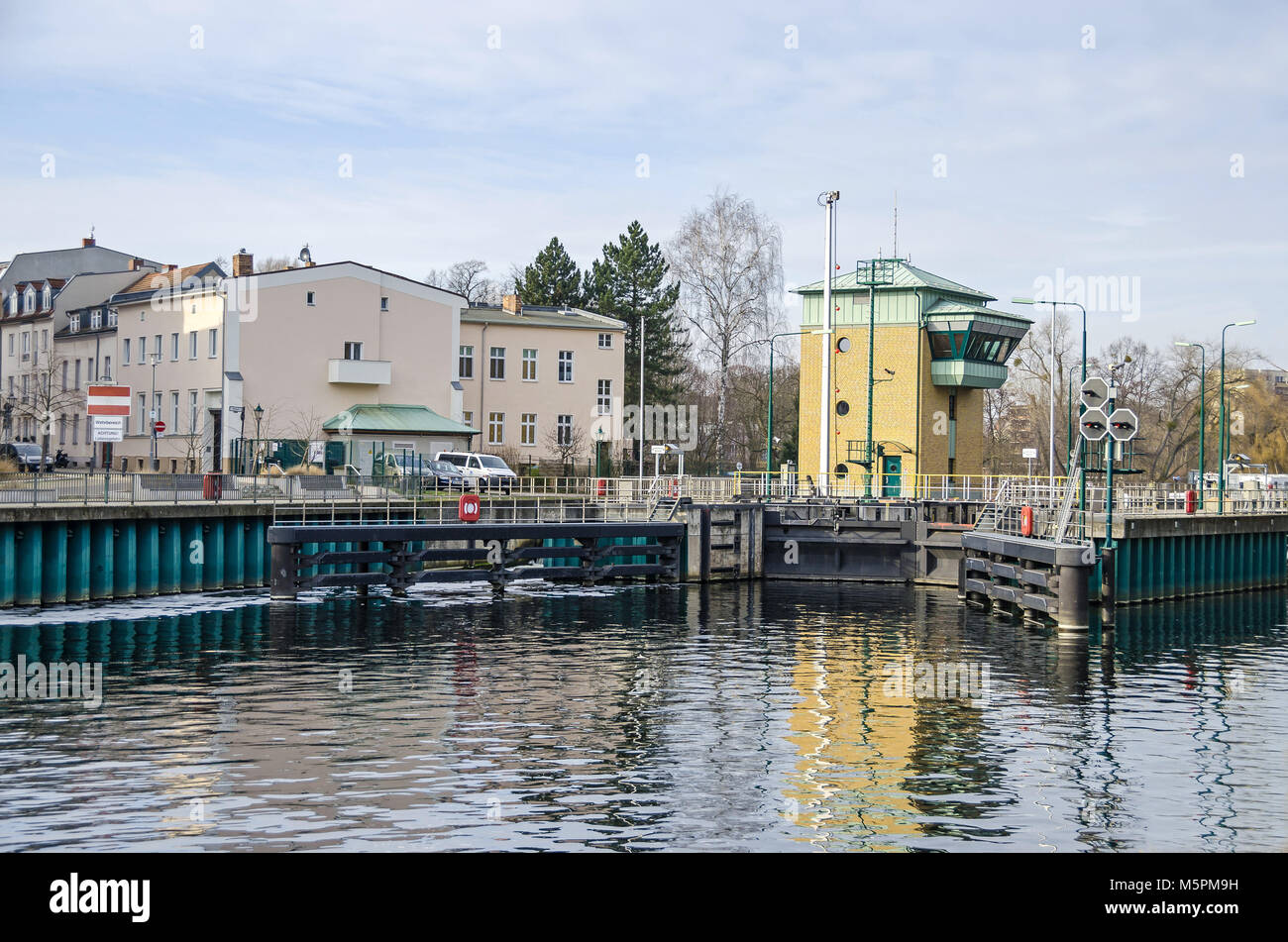 Spandau sperrt auf der Havel in der Nähe der Altstadt Spandau mit seinem Tor und Gebäude, die Verbindung der Oberen und Unteren Wasserstrasse Havel Wasserstrasse Havel Stockfoto