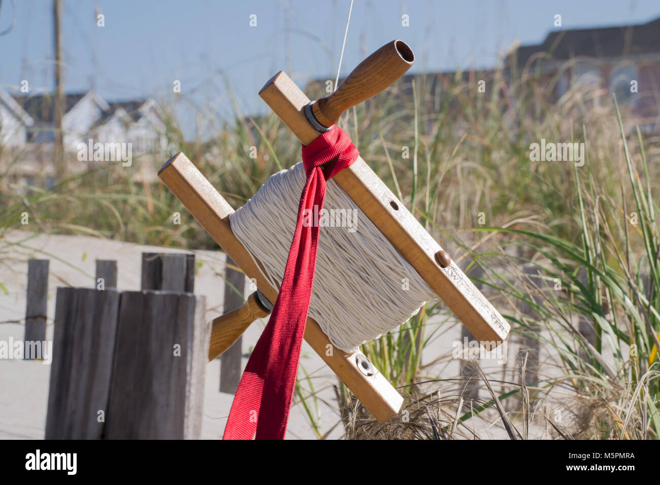 Klicken Sie einen Drachen fliegen! Am Strand dieser Familie Spaß Hobby füllt den Himmel mit Farbe am Kite Festival im Sand Stockfoto