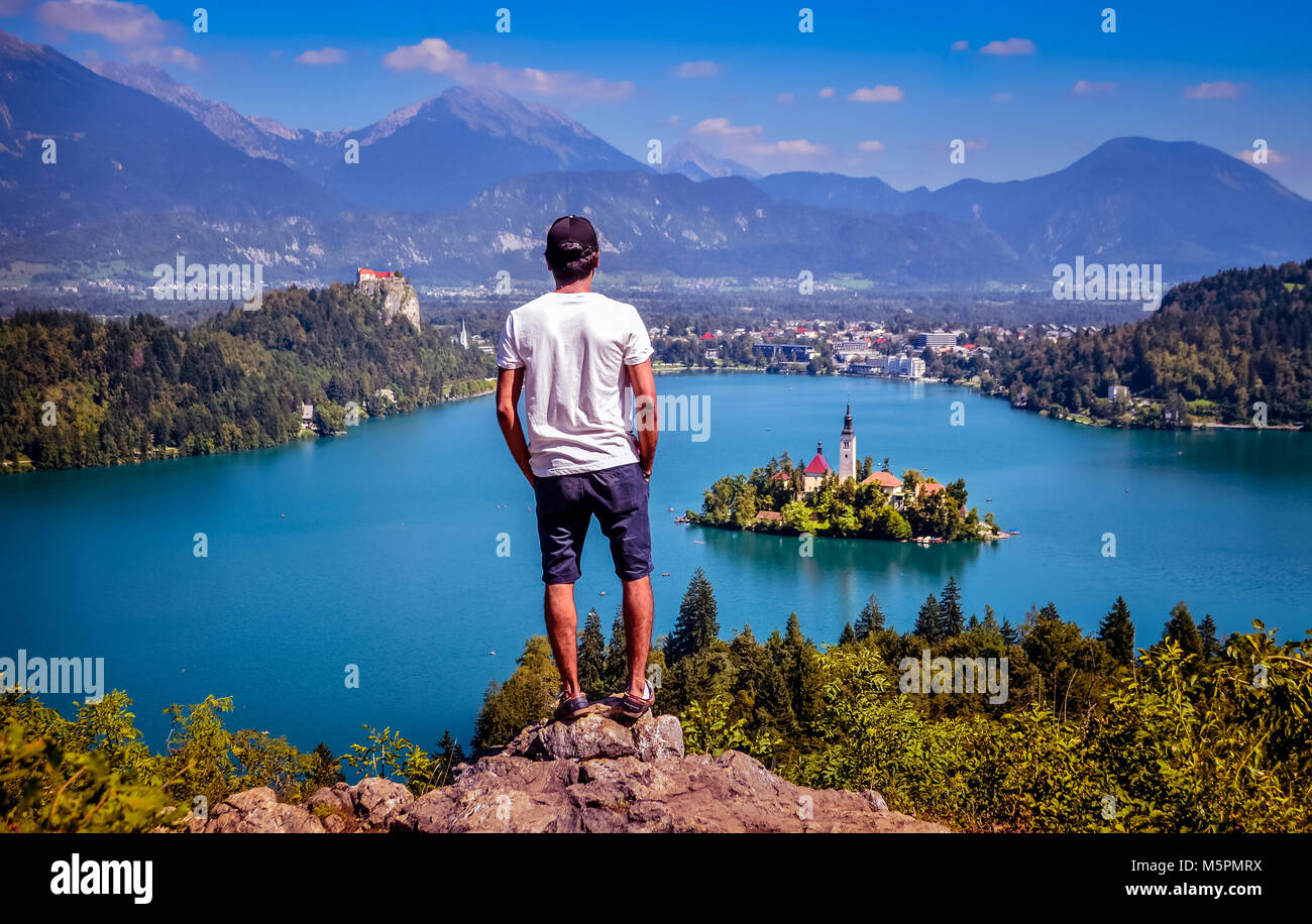 Mit Blick auf den wunderschönen See von Bled und die Insel in der Mitte in Slowenien Stockfoto