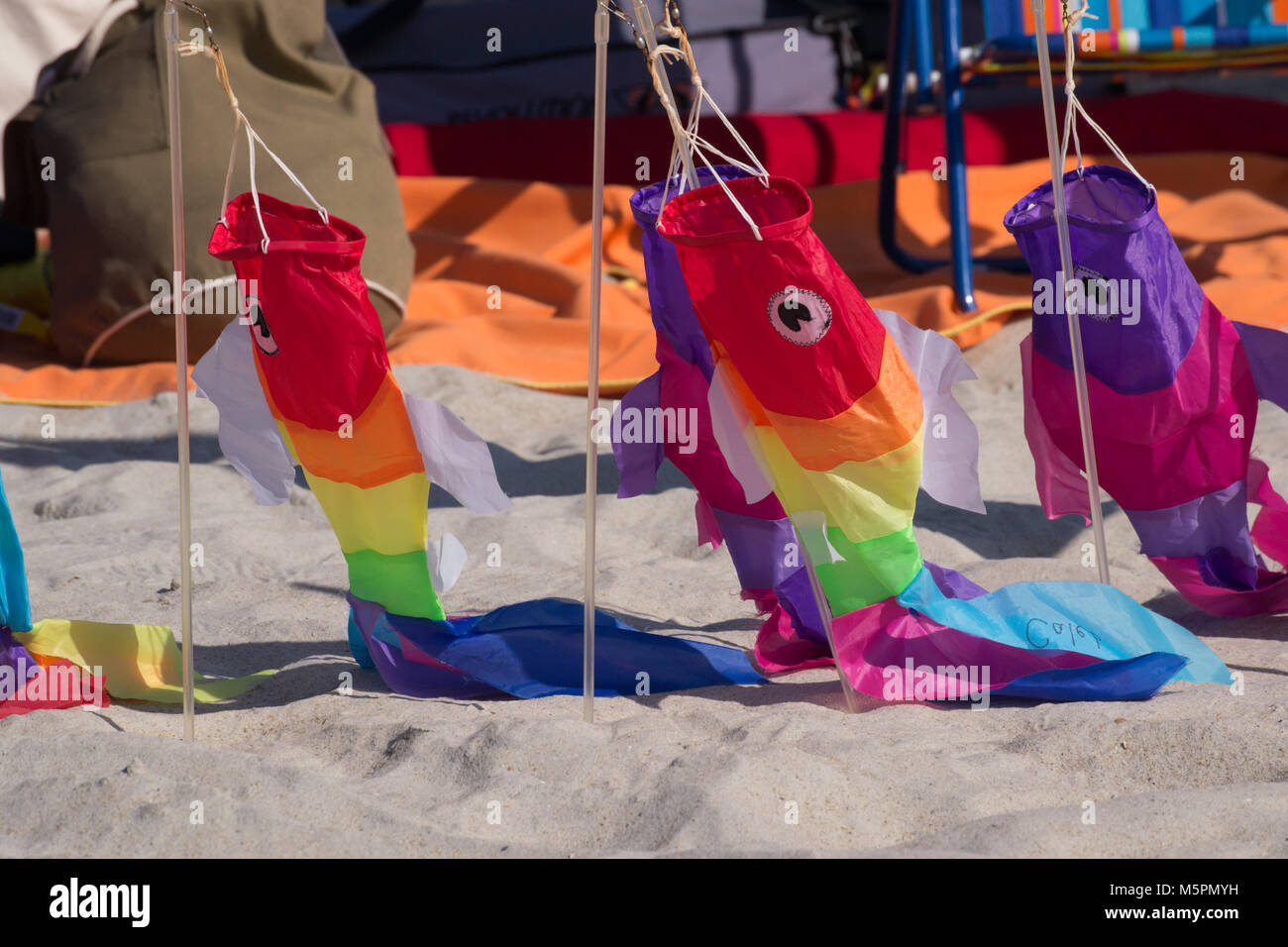 Klicken Sie einen Drachen fliegen! Am Strand dieser Familie Spaß Hobby füllt den Himmel mit Farbe am Kite Festival im Sand Stockfoto