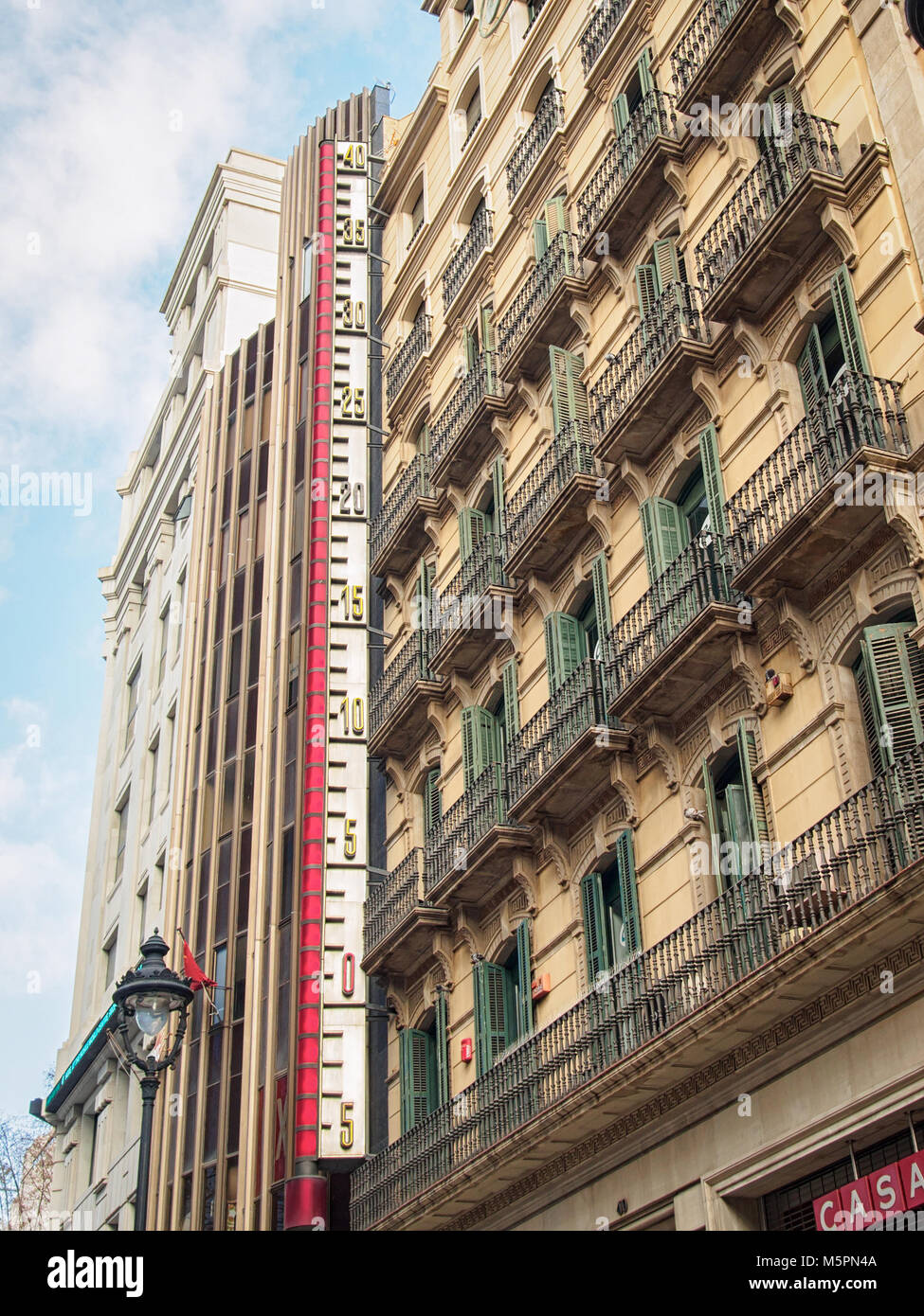 Architektur von Barcelona Stadt mit gigant Thermometer auf eine Wand von Gebäude montiert Stockfoto