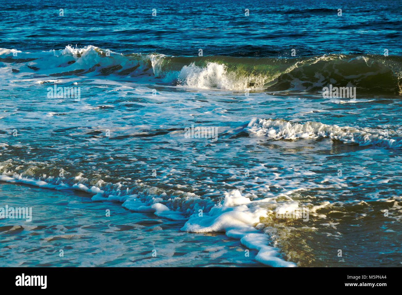 Wellen aus dem Golf von Mexiko in Orange Beach, Alabama zum Ufer. Stockfoto