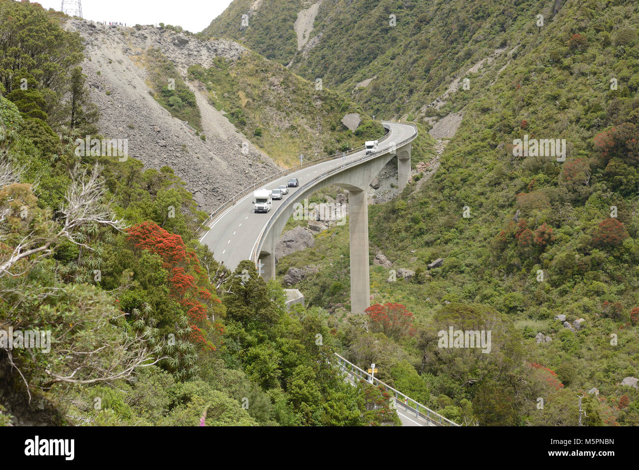 Der Viadukt Otira wird der Datenverkehr sicher über ein großer Schlupf in den südlichen Alpen in der Nähe von Arthus Pass, Westland, Neuseeland Stockfoto