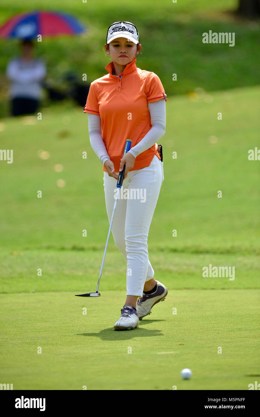 DDanau, UKM Bangi - 11. Februar: Zulaikah Nasser Schläge am ersten Loch während der letzten Runde des Danau Junior Meisterschaft am Danau Golf Club Stockfoto